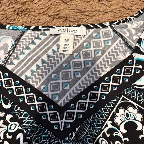 White House Black Market Black and White Geometric Blouse XXS V-neck Boho Blue - Picture 3 of 3